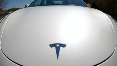 Yeni bir Tesla Model 3 yolda ilerliyor..