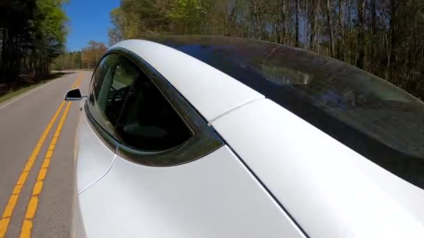 Nowy Tesla Model 3 jedzie w dół drogi. — Wideo stockowe