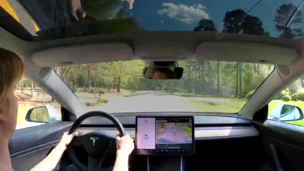 Людина за кермом нової моделі Тесла 3 — стокове відео