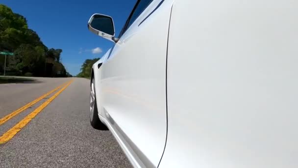 Ein neuer Tesla Model 3 fährt die Straße hinunter. — Stockvideo