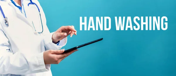 Tema de lavado de manos con un médico usando una tableta —  Fotos de Stock