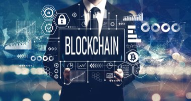 İş adamının elinde tablet tuttuğu engelleme zinciri kavramı