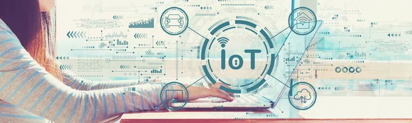 Тема IoT з жінкою, що працює на ноутбуці — стокове фото