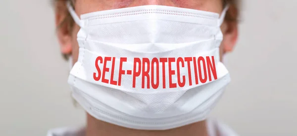 Тема самозащиты с человеком в защитной маске для лица — стоковое фото