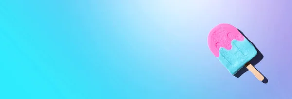 Różowy i niebieski lizak z cieniem — Zdjęcie stockowe