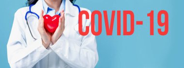 COVID-19 temalı Kalp tutan bir doktor