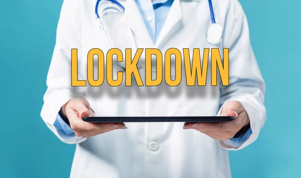 Tema de bloqueo con un médico que usa una tableta PC — Foto de Stock