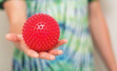 Elinde virüs tutan bir adam.