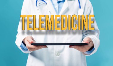 Tablet bilgisayar kullanan bir doktorla teletıp teması