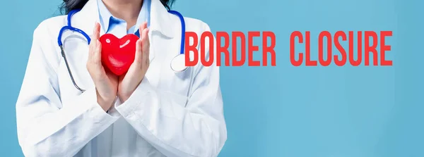 Tema di chiusura delle frontiere con un medico con un cuore in mano — Foto Stock