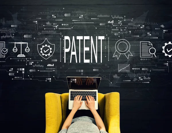 Koncepcja patentowa z osobą korzystającą z laptopa — Zdjęcie stockowe