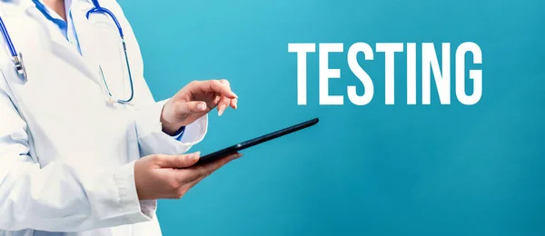 Tema de teste com um médico usando um tablet — Fotografia de Stock