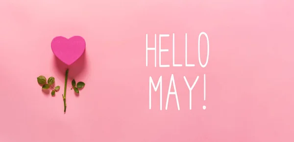 Hello May üzenet a szív virág — Stock Fotó