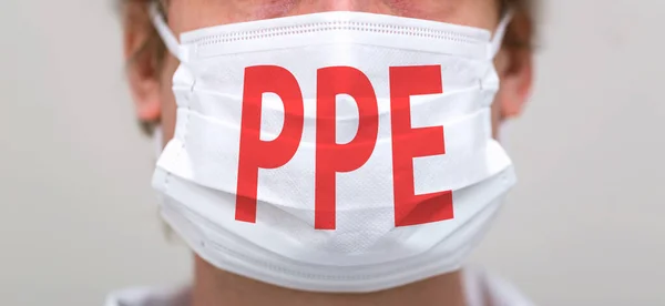 Tema do EPI com pessoa usando uma máscara protetora — Fotografia de Stock