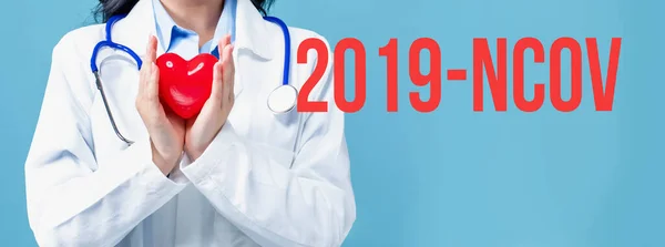 Тема 2019-NCOV з лікарем, який тримає серце — стокове фото