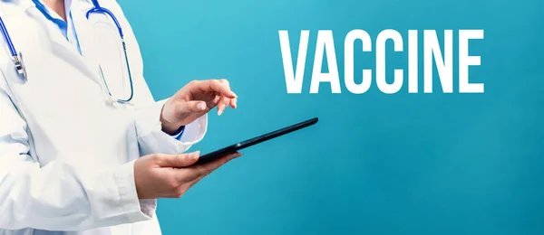 Thème du vaccin avec un médecin utilisant un comprimé — Photo