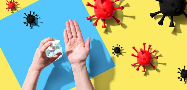 Menerapkan gel pembersih dengan konsep epidemi influenza — Stok Foto