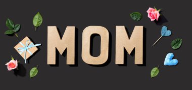 Anneler günü teması pembe güller ve küçük hediye kutusuyla