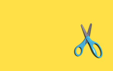 Yukarıdan düşen gölgeli makas