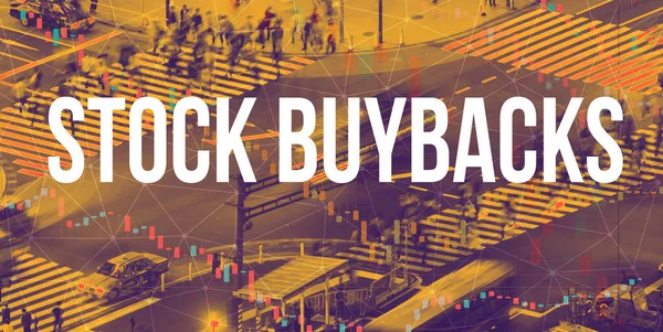 Tema Stock Buybacks con un incrocio occupato — Foto Stock