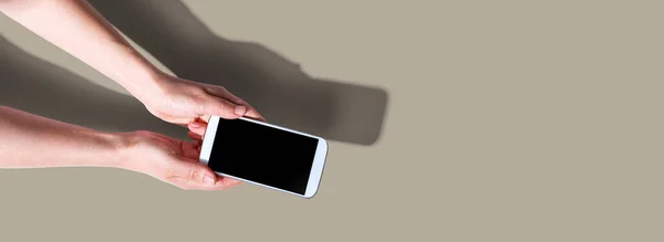 Pessoa usando um smartphone branco — Fotografia de Stock