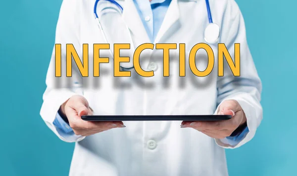 Tema infezione con un medico utilizzando un tablet pc — Foto Stock