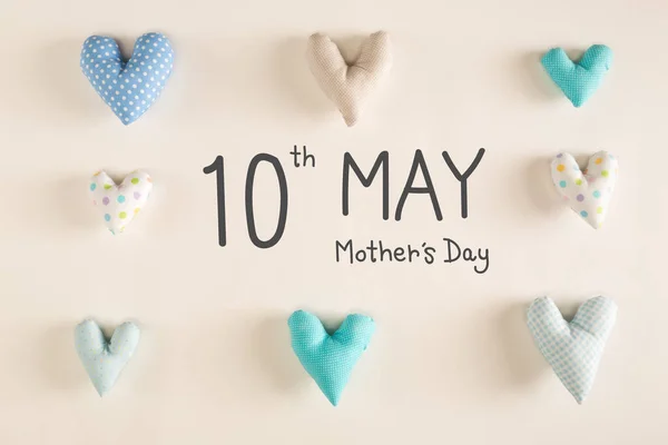 Mensagem do Dia das Mães com almofadas de coração azul — Fotografia de Stock