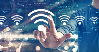 Şehrin arka planında bir adamla eş teması