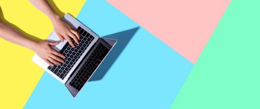 Dizüstü bilgisayar kullanan kişi