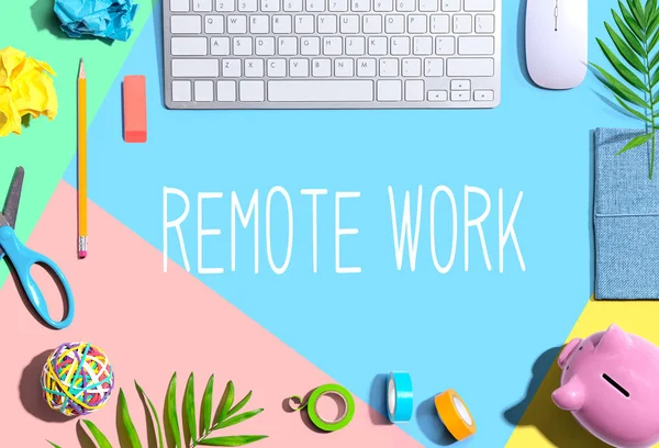 Remote Work tema med kontorsmaterial — Stockfoto