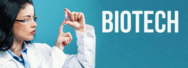 Biotech tema com um médico segurando um frasco de laboratório — Fotografia de Stock