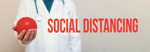 Тема соціального дистанціювання з лікарем — стокове фото
