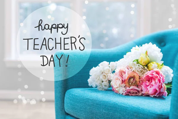 Mensagem do dia dos professores com buquês de flores com cadeira — Fotografia de Stock