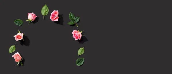 Różowe róże z zielonymi liśćmi widok nad głową — Zdjęcie stockowe