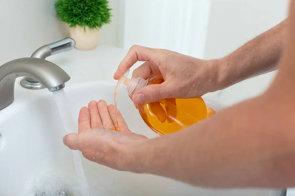 Persoon die zijn handen wast met water en zeep — Stockfoto