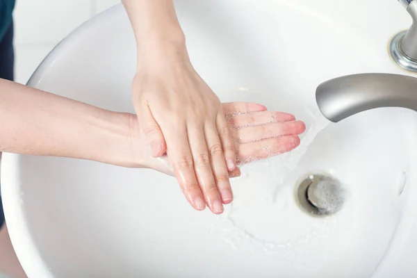 Orang mencuci tangan mereka di dengan sabun dan air — Stok Foto