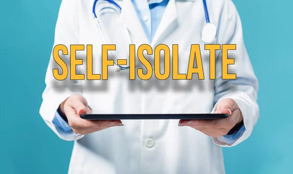 Selbstisolierendes Thema mit einem Arzt am Tablet-PC — Stockfoto