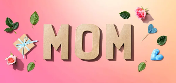Tema do dia das mães com rosas rosa e pequena caixa de presente — Fotografia de Stock