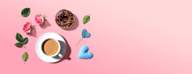 Pembe güllü bir fincan kahve.