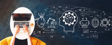 Bir dizüstü bilgisayar kullanan kişi ile gelecekteki teknoloji kavramı