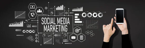 Concetto di social media marketing con persona che utilizza uno smartphone — Foto Stock