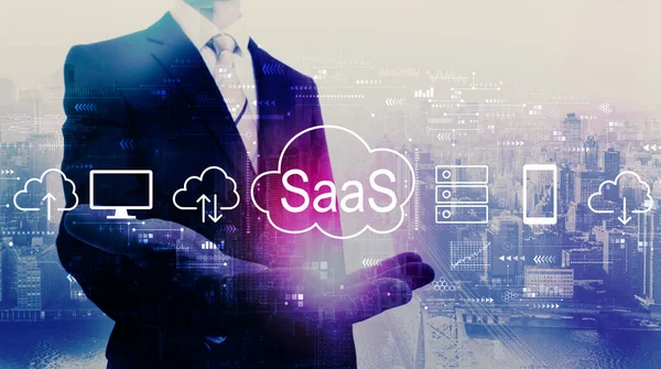 SaaS - oprogramowanie jako koncepcja serwisu z biznesmenem — Zdjęcie stockowe