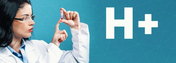 Humanity Plus tema med en läkare som håller en laboratorium injektionsflaska — Stockfoto