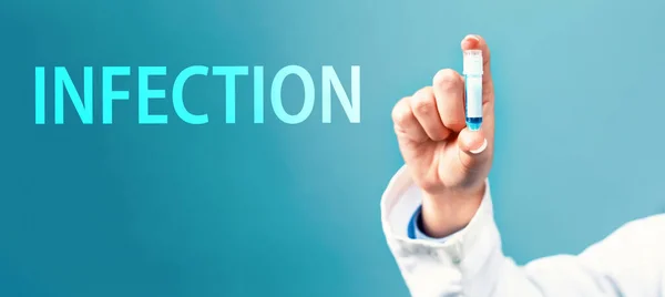 Infektion tema med en läkare som håller i en injektionsflaska laboratorium — Stockfoto