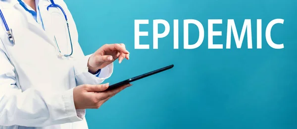 Thème épidémique avec un médecin utilisant un comprimé — Photo