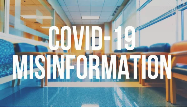 Covid-19 Misinformation tema med en medicinsk väntrum bakgrund — Stockfoto
