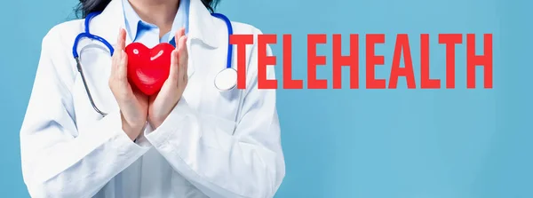 Thème de la télésanté avec un médecin tenant un cœur — Photo