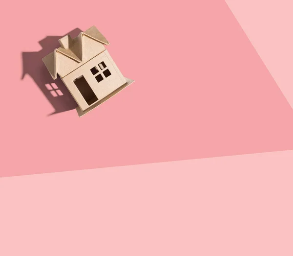 Kartonnen huis met slagschaduw — Stockfoto