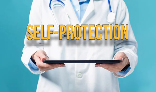 Тема самозахисту з лікарем за допомогою планшетного ПК — стокове фото