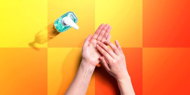 Dezenfektan jeli uygulanıyor